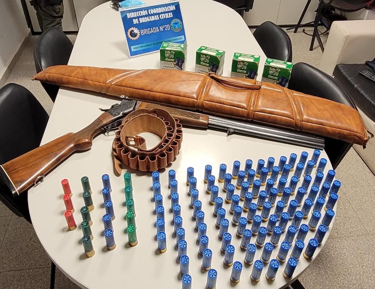 Armados hasta los dientes: la Policía de Córdoba allanó a supuestos ladrones y halló hasta una ametralladora