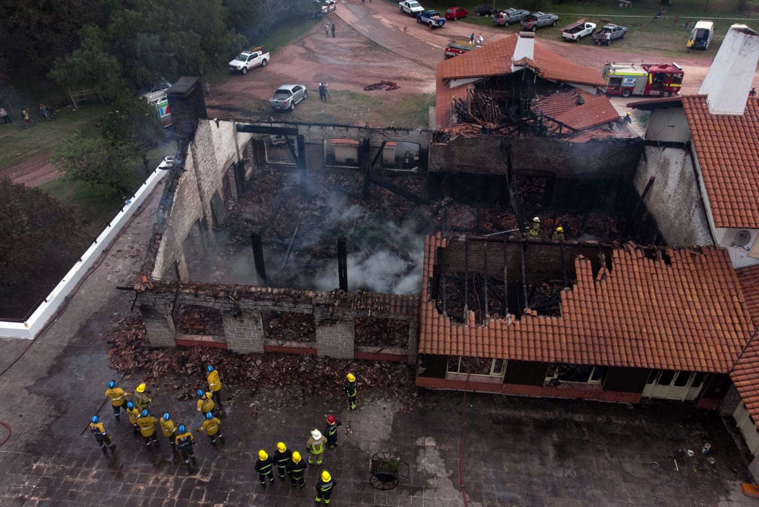 incendio
El Hotel 4 de la Unidad Turística Embalse se incendió este miércoles provocando importantes daños materiales en el lugar. El foco se concentró en el sector de cocinas y del comedor del establecimiento
nelson torres