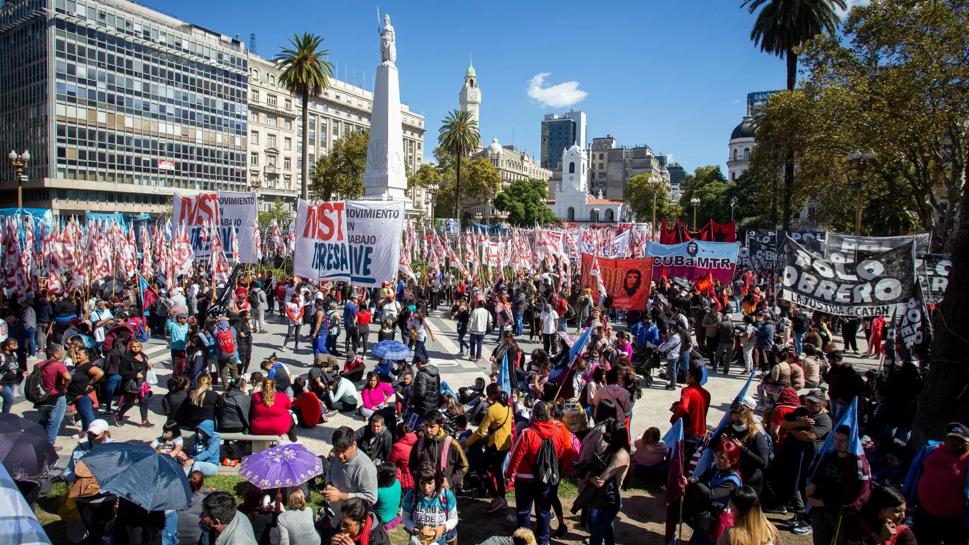 Los mayores reclamos son en contra de la política de aumentos de precios, y también en pedido de mejores salarios y trabajo genuino. 