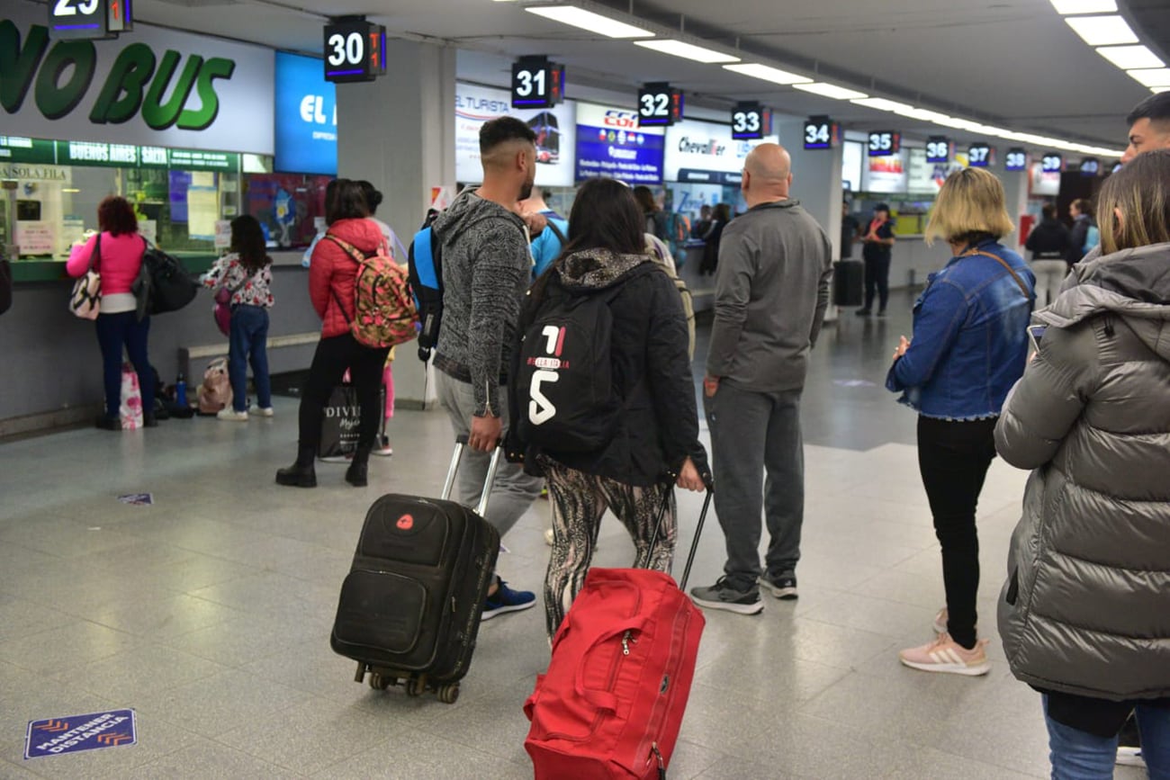 Intenso movimiento en la Terminal de Córdoba por el fin de semana extralargo (José Gabriel Hernández/LaVoz).