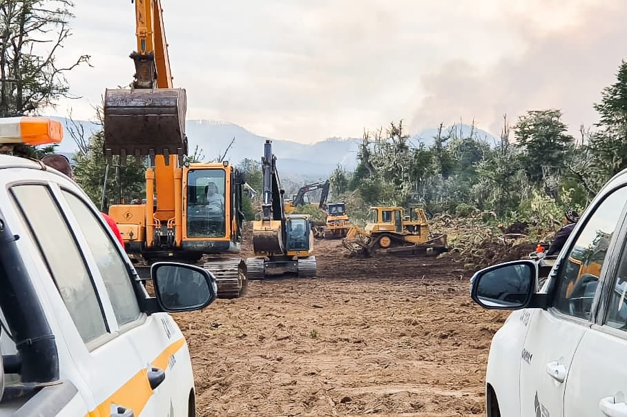 Vialidad trabaja en los incendios en la Reserva Corazón de  la Isla.