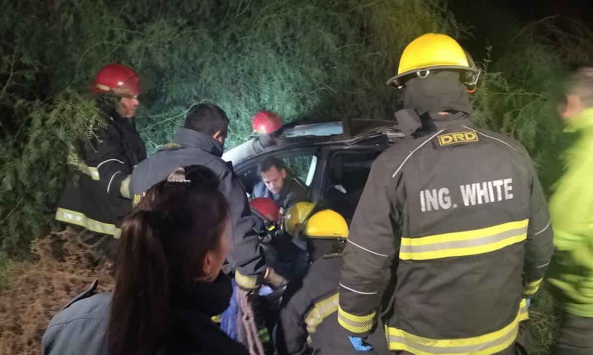 Vuelco en la Ruta 3: la conductora fue rescatada por los Bomberos de Ingeniero White