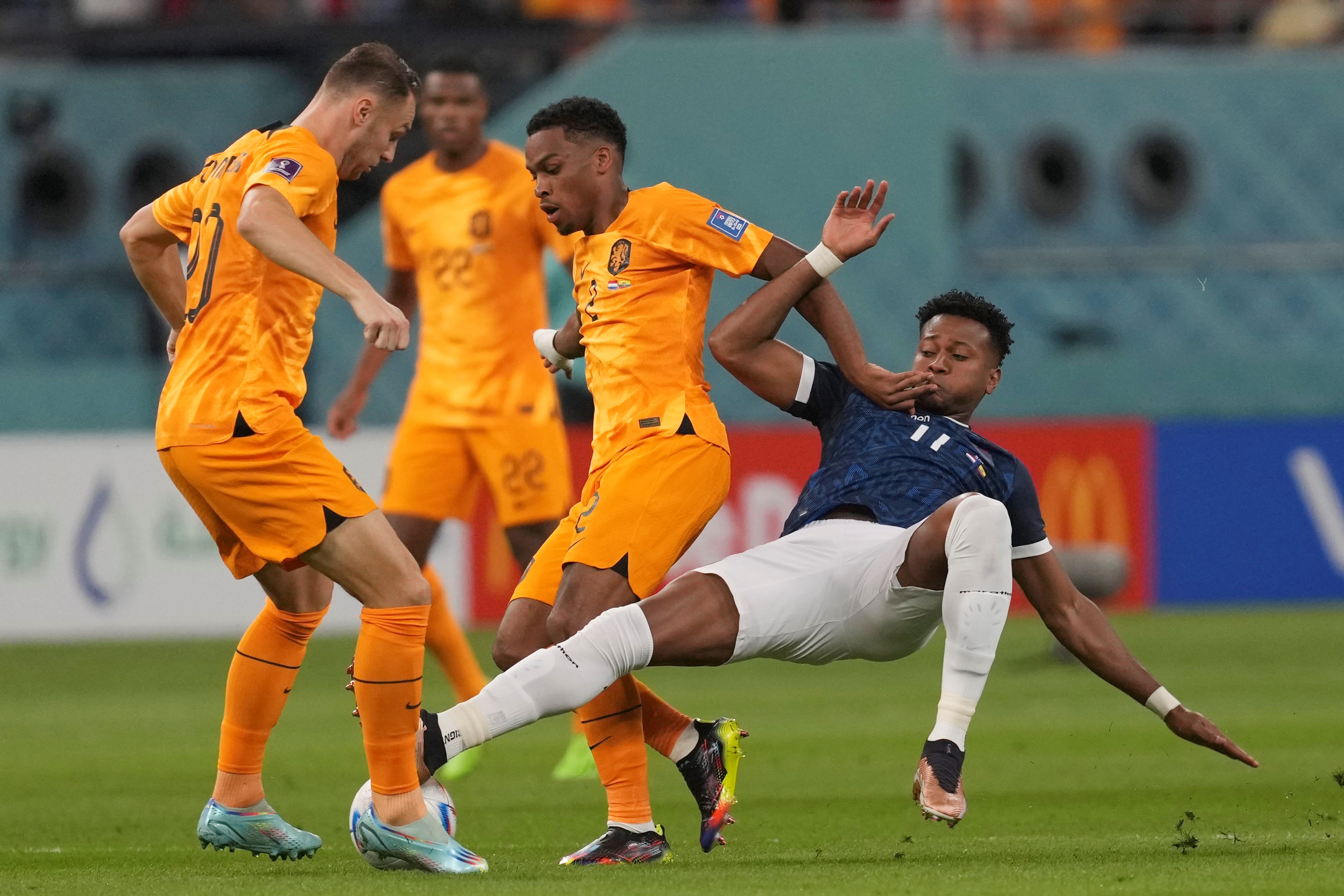 Ecuador y Países Bajos empataron 1 a 1 y quedaron bien posicionados de cara a los octavos de final. Foto: AP.