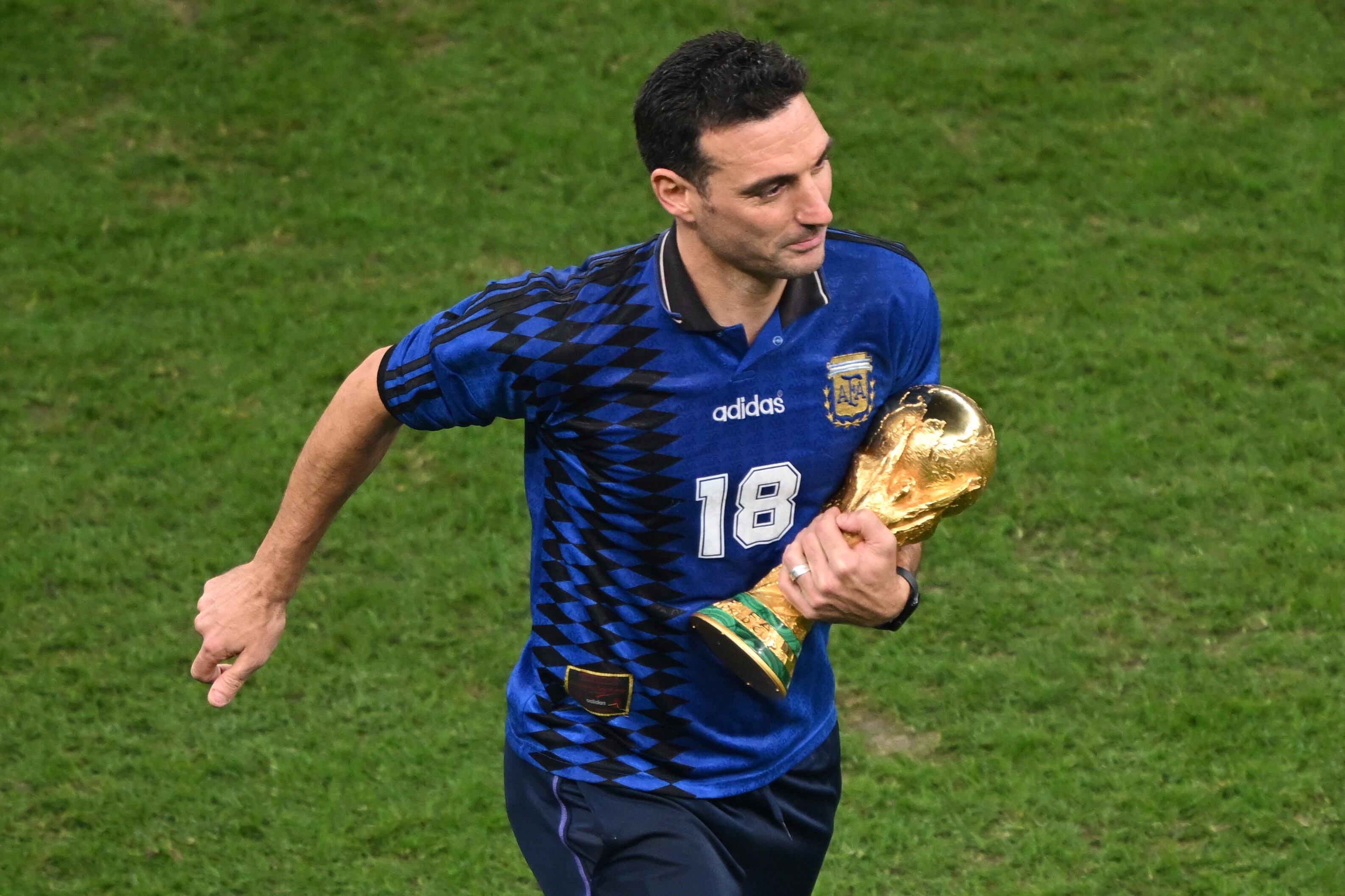 En alto. Lionel Scaloni, como lo hicieran César Menotti en 1978 y Carlos Bilardo en 1986, consiguió levantar la Copa del Mundo. (AP)