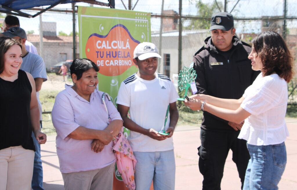 La comunidad barrial del sector "192 Viviendas" de Alto Comedero participó en el sencillo acto de reconocimiento a los estudiantes del Colegio Nueva Siembra.