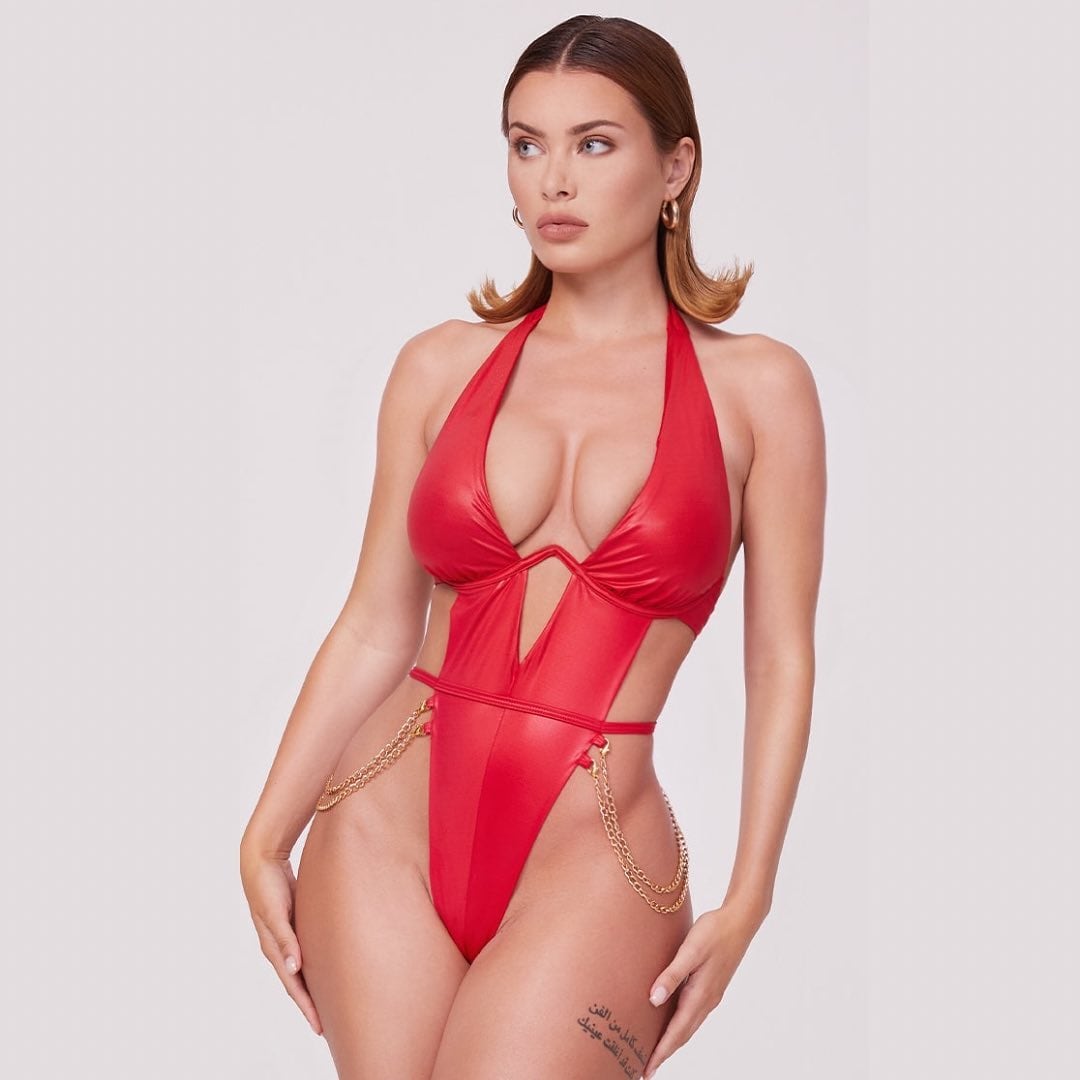 Lana Rhoades lució un body cavado rojo con cadenitas para su sesión de fotos.