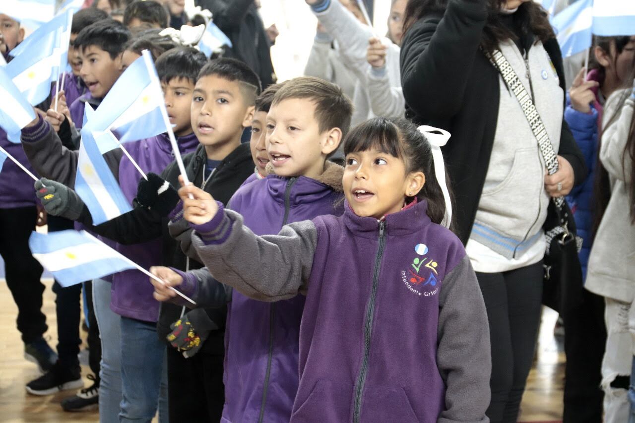 Emotivo compromiso a la Bandera Argentina en el Estadio Arena
Más de 800 niños, familias y docentes participaron del acto encabezado por el Intendente Esteban Avilés.