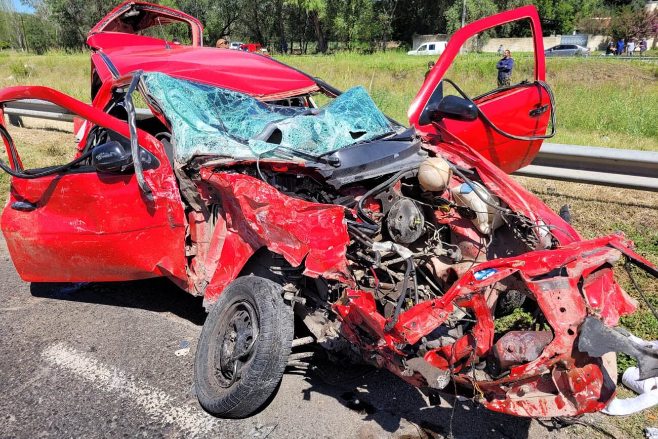 Río Cuarto. Así quedó el auto tras el choque (Policía).