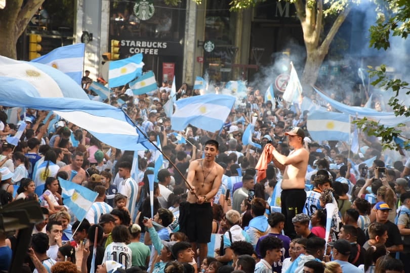 Argentina le ganó a Australia 2 a 1 y los hinchas mendocinos coparon las calles del Centro para festejar que la Selección pasó a cuartos de final de Qatar 2022. - Mariana Villa / Los Andes