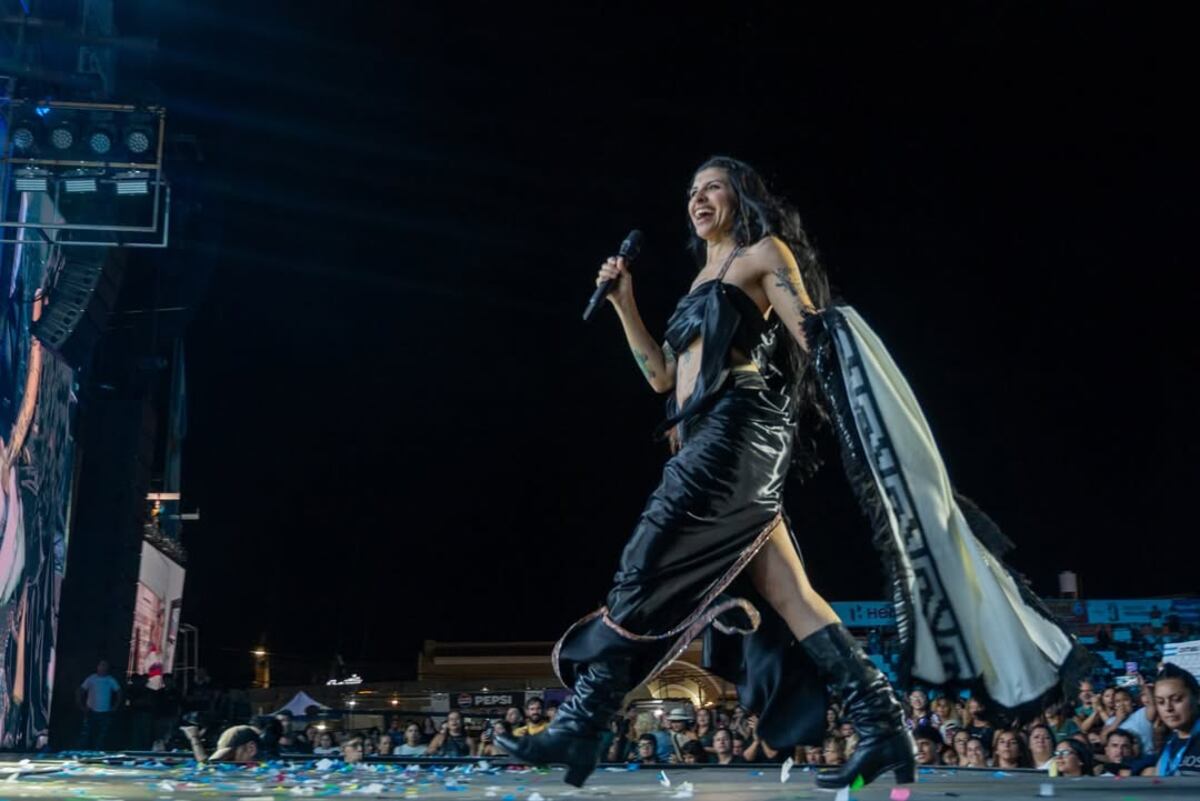 La “Jefa” de la Plaza: el histórico debut de Cazzu en Cosquín que terminó con poncho y ovación