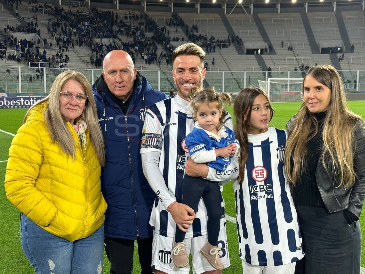 Julio Buffarini, rodeado de su familia y los afectos, en el adiós a Talleres.