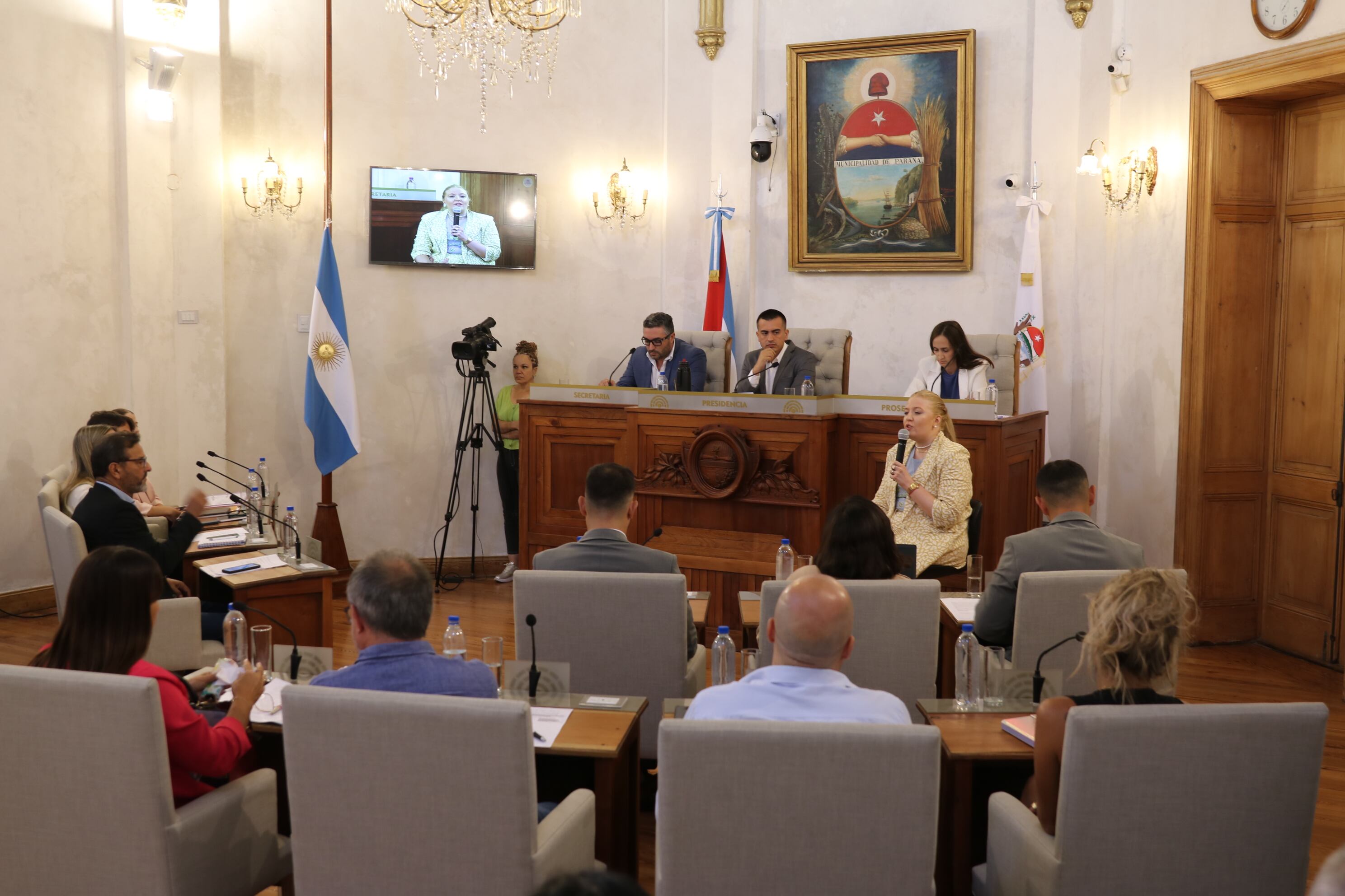 La secretaria de Seguridad Vial, Movilidad y Ordenamiento Urbano, Katherina Stickel junto a los ediles.