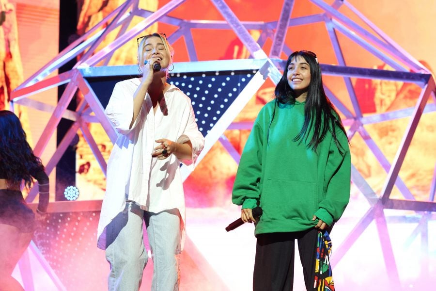 María Becerra y Sofía Reyes interpretando "Ojala".