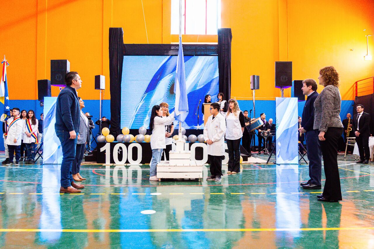 Izado del pabellón en el acto por los 100 años de la Escuela N°2.