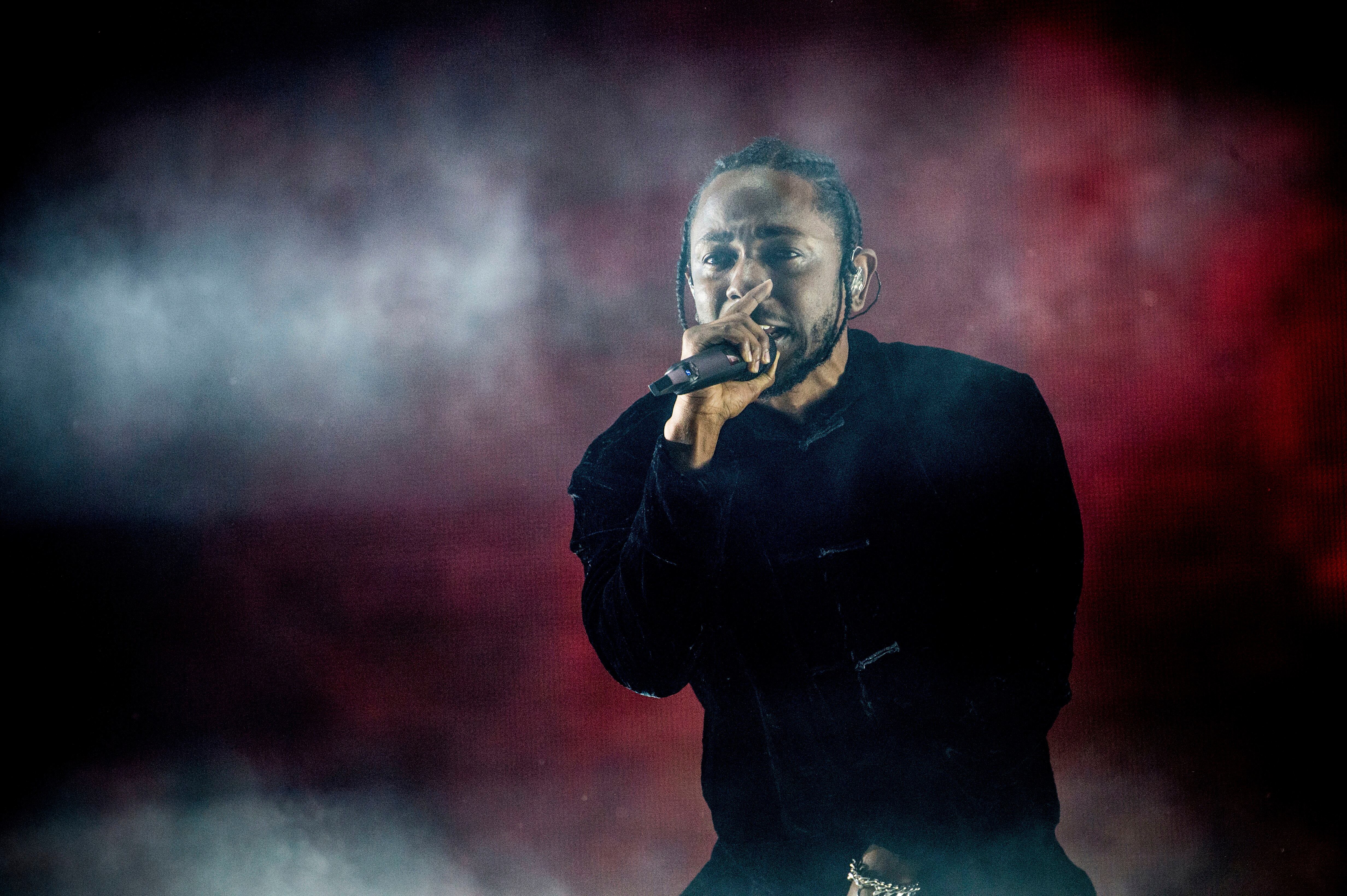 ARCHIVO - Kendrick Lamar se presenta en el Festival de Música y Artes de Coachella en el Empire Polo Club 16 de abril de 2017 en Indio, California. Kendrick Lamar convirtió su concierto "Pop Out" del Día de la Emancipación en una celebración de la unidad de Los Ángeles. El rapero de 37 años fue el curador de un concierto de tres horas transmitido por streaming con una mezcla de raperos y estrellas emergentes de Los Ángeles, incluidos Dr. Dre y Tyler, The Creator. (Foto Amy Harris/Invision/AP, archivo)