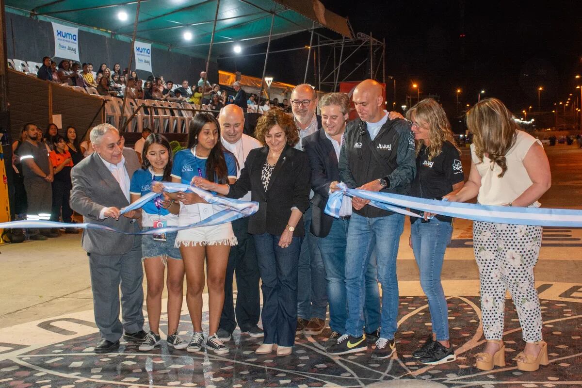 Las autoridades acompañando a las alumnas integrantes de la Comisión Estudiantil, en el tradicional corte de cinta que dejó simbólicamente habilitado el circuito de desfile, en el predio Ciudad Cultural.