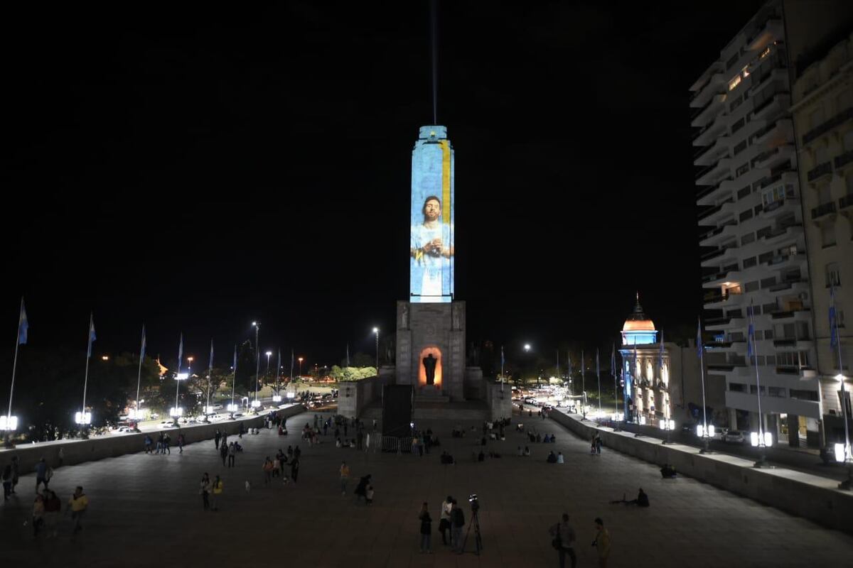 Las impresionantes imágenes de Lionel Messi que iluminaron el Monumento a la Bandera