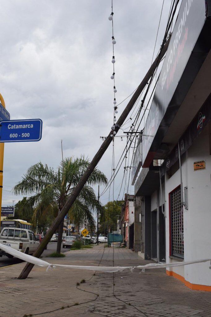 El viento derribó docenas de postes de luz en la principal ciudad del cordón industrial.