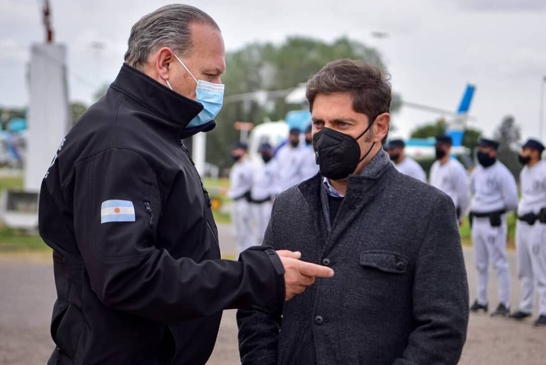 El gobernador y su ministro de Seguridad en el Centro de Comando Operativo en Puente 12, el 18 de junio de 2021. El mandatario fue al lugar a presenciar parte del entrenamiento de la fuerza.