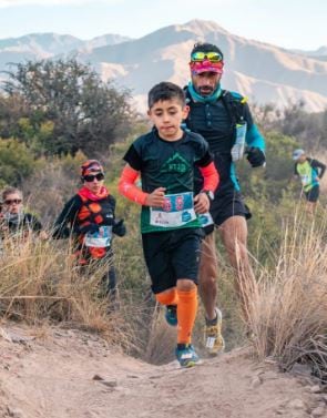 Fermín Hernández corriendo junto a su padre.