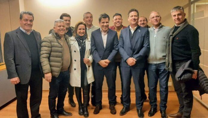 Gustavo Benedetti junto a intendentes y Facundo Manes