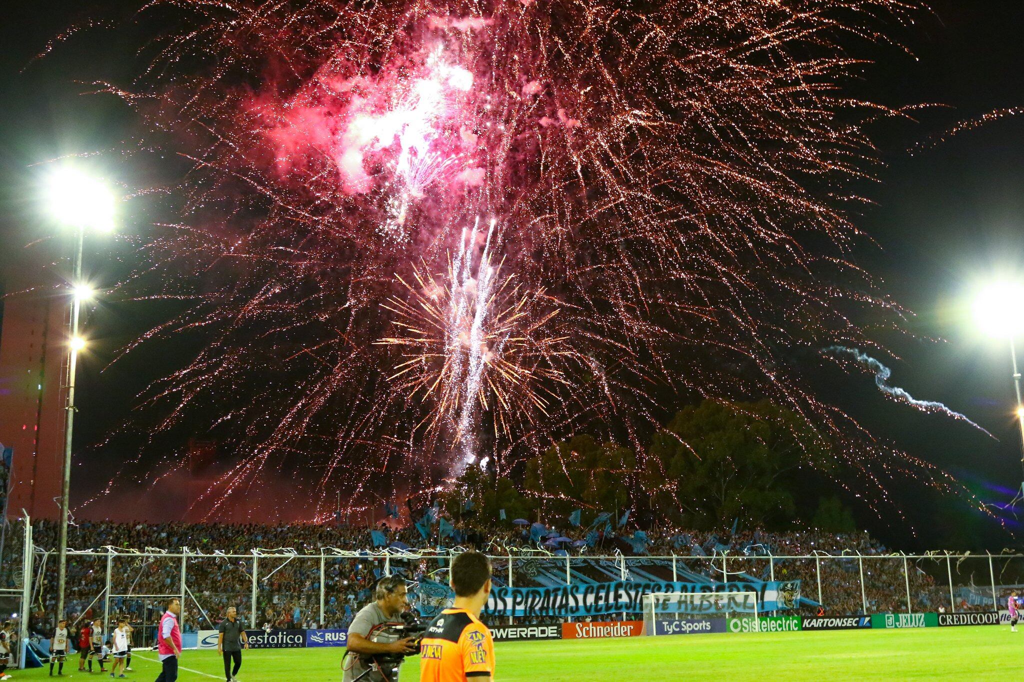 Impactante minuto 68 en el Gigante. Los Piratas, para que Belgrano "gane los partidos desde las tribunas".