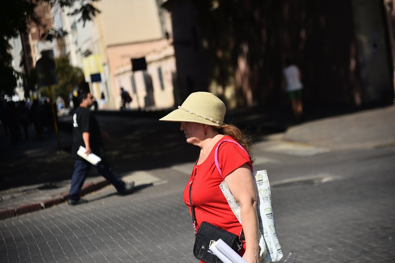 Por la ola de calor, la demanda de energía eléctrica es mayor y genera los cortes de luz.