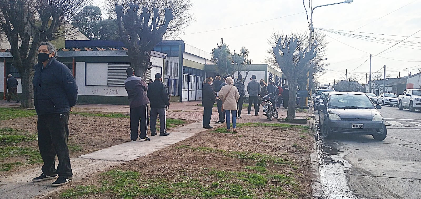 Escuela 14 largas colas para votar por retraso en las mesas