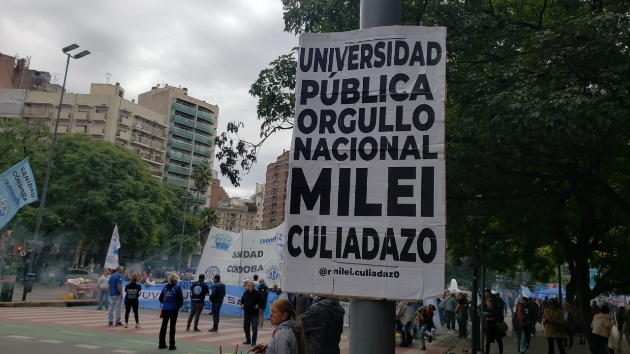 Miles de estudiantes, docentes y vecinos reclamaron por una actualización en el presupuesto.