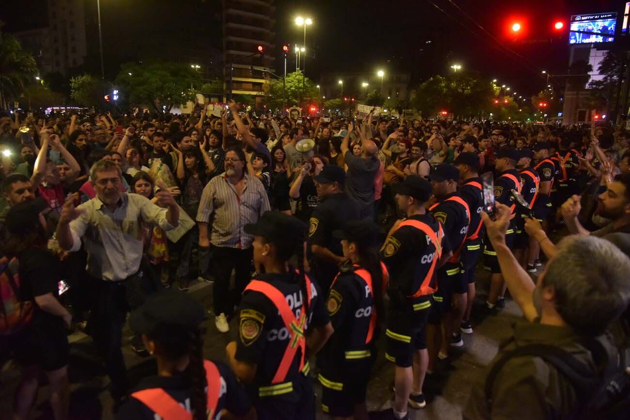 Cacerolazo en Patio Olmos contra del DNU de Milei (Facundo Luque / La Voz)