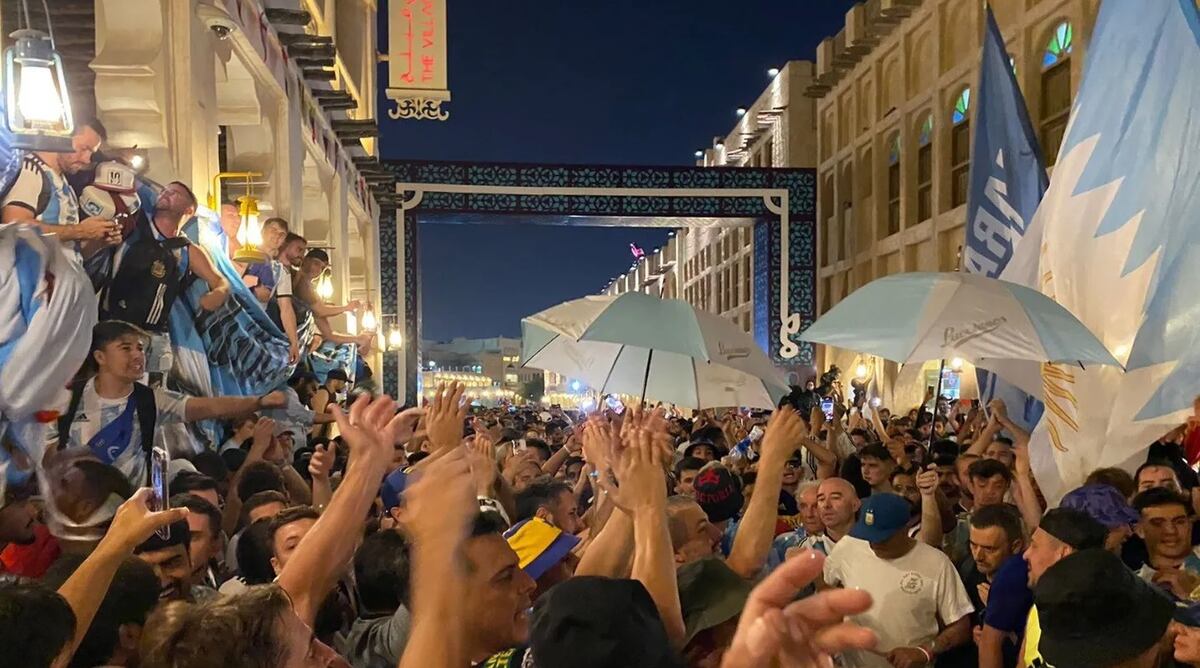 Banderazo en Qatar y reclamo de los argentinos a los locales: “Ocupan nuestros asientos y no cantan”