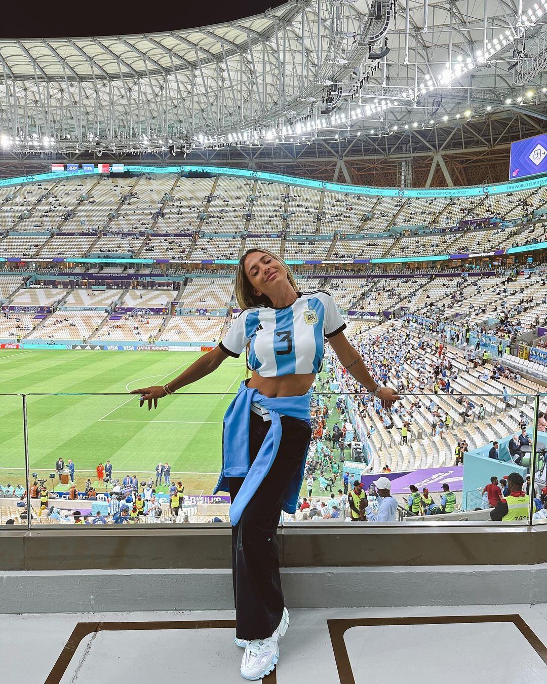 Deslumbró en el estadio Lusail con su total look