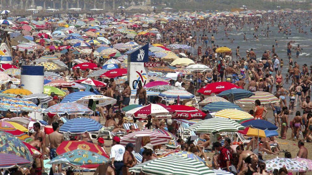 PLAYA. En Valencia, España. Imagen ilustrativa (AP/Ramón Espinosa/Archivo).