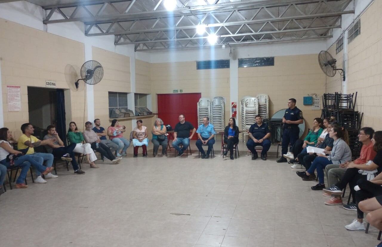 Reunión Autoridades de la Policía con vecinos sector sur de Arroyito