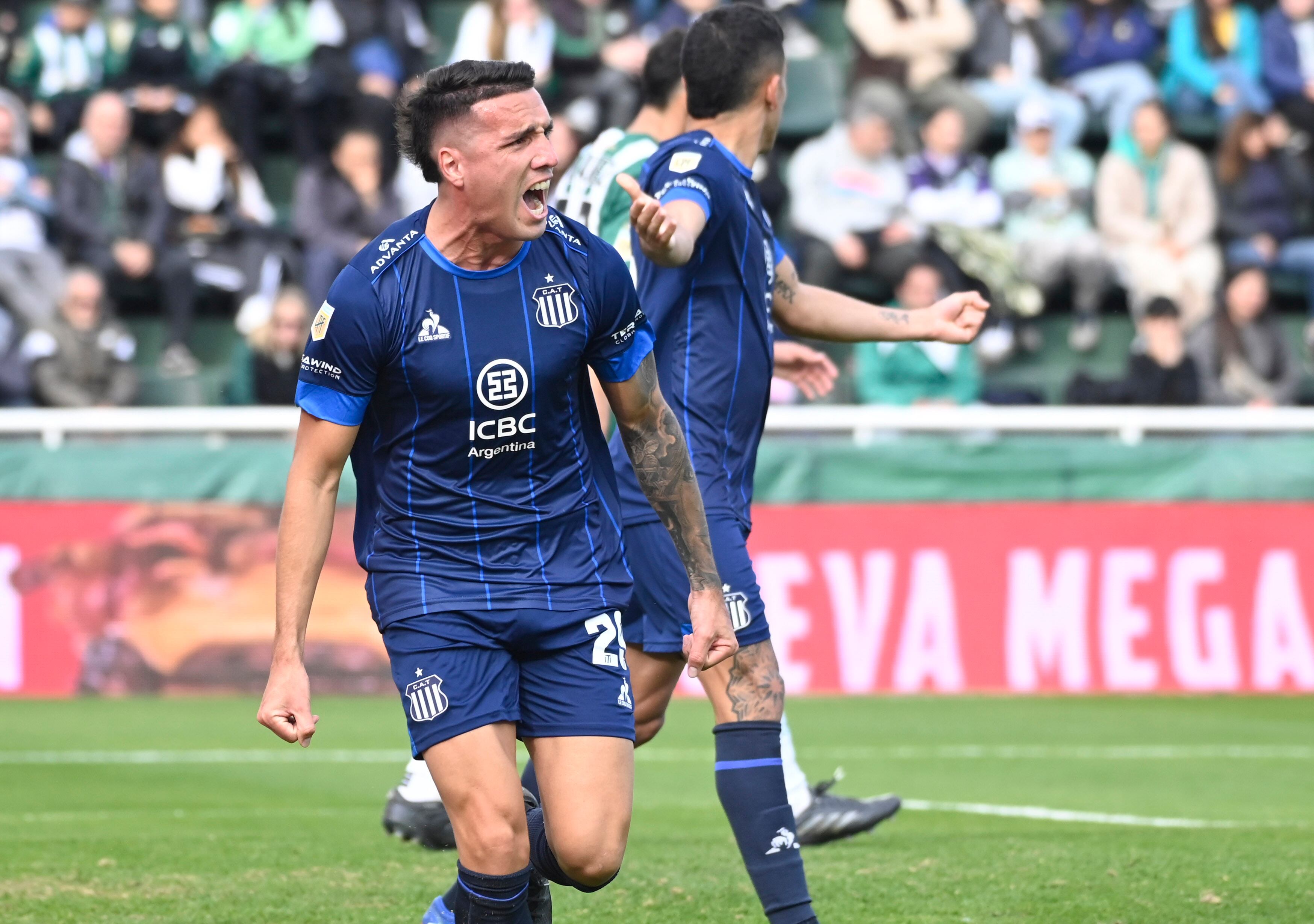 El festejo del gol de Benavídez ante Banfield. (Fotobaires).