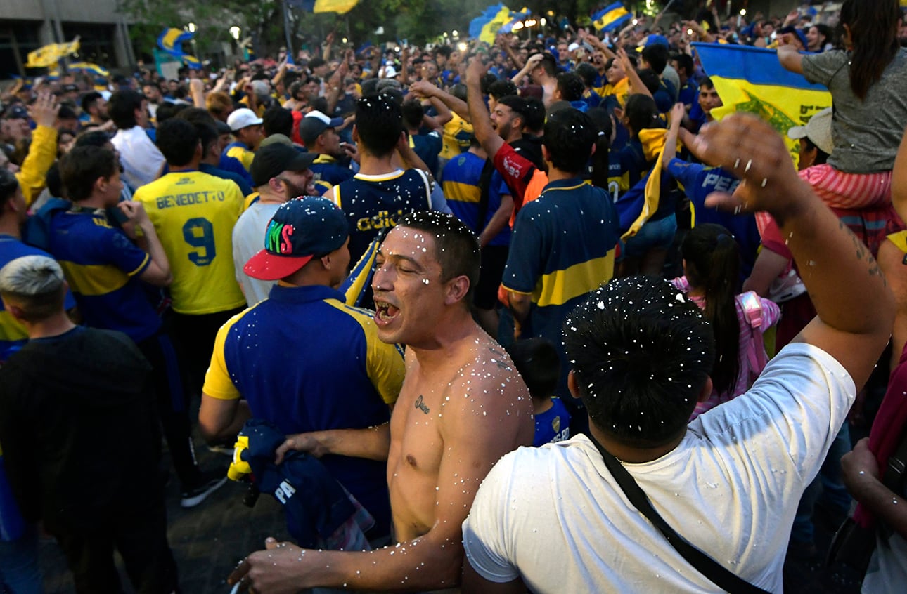 El Club Atlético Boca Juniors volvió a consagrarse campeón al empatar con Independiente de Avellaneda y sumó su estrella 73 y así se quedó con la Liga Profesional
Festejos en el Kilómetro Cero de Mendoza
Foto: Orlando Pelichotti