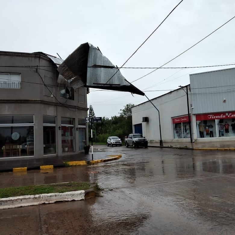 Por voladuras de techo, 10 familias tuvieron que ser evacuadas.