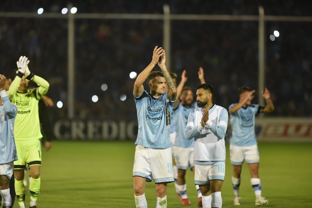 El festejo de los jugadores tras el triunfo 2 a 1 ante Riestra. (Facundo Luque / La Voz).