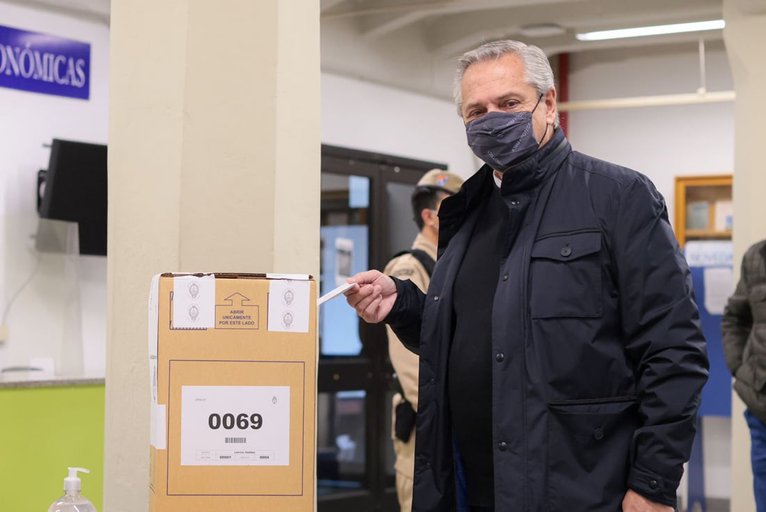 Fernández, al emitir su voto (Gentileza Clarín).