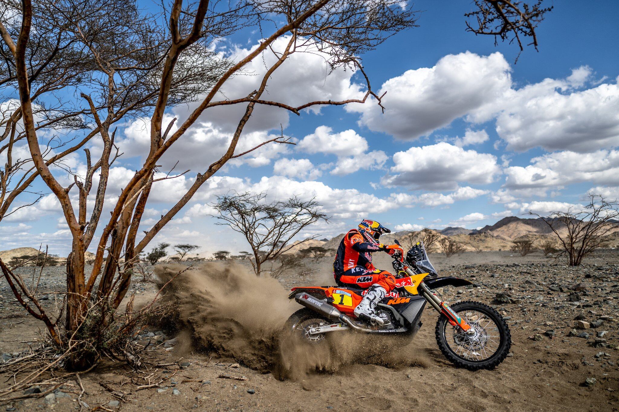 Kevin Benavides, ahora con la KTM que lleva el número 1, identificándolo como ganador de la pasada edición del Dakar.