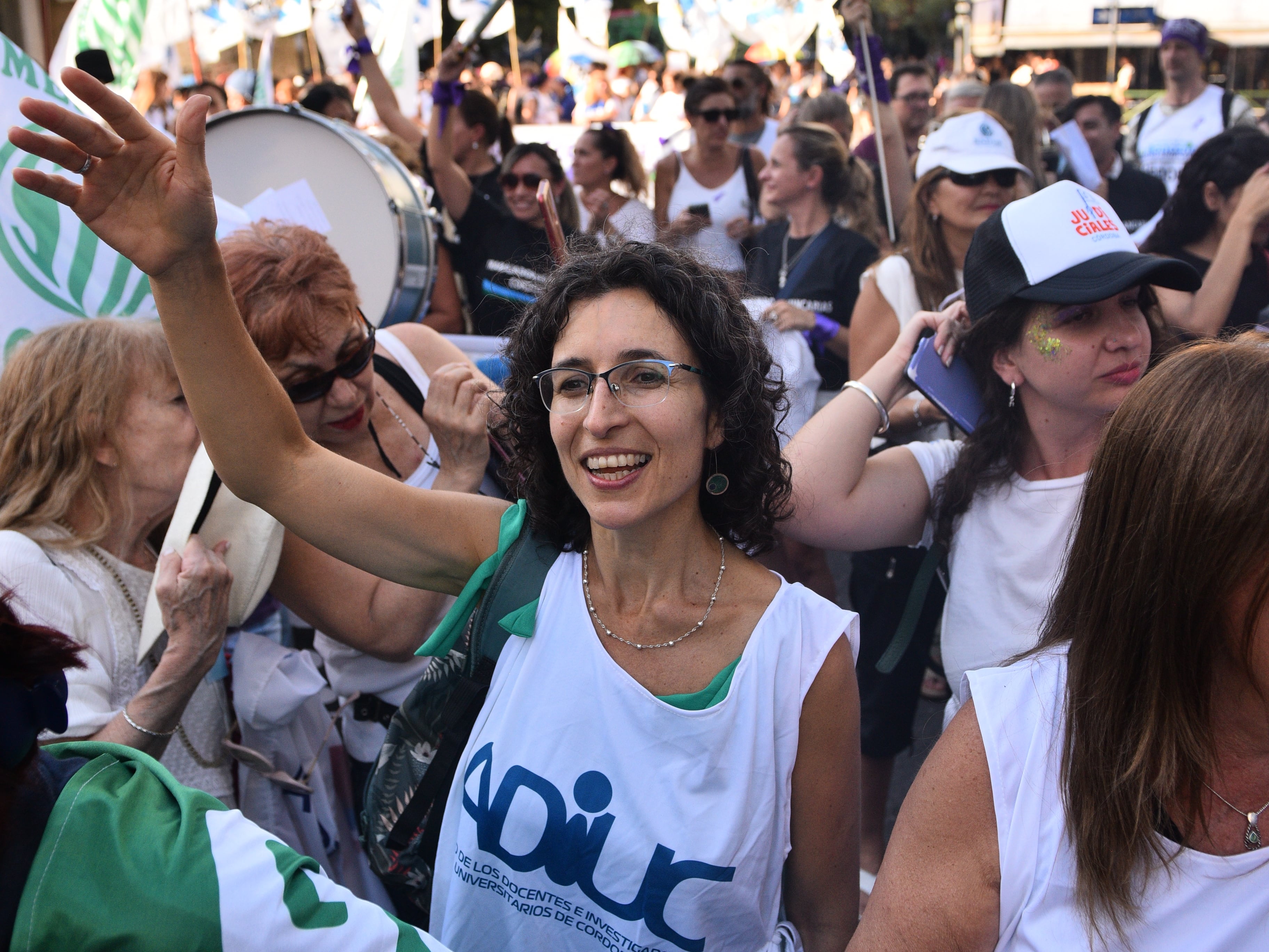 Columnas de manifestantes se movilizan por las principales vías del centro de la ciudad.