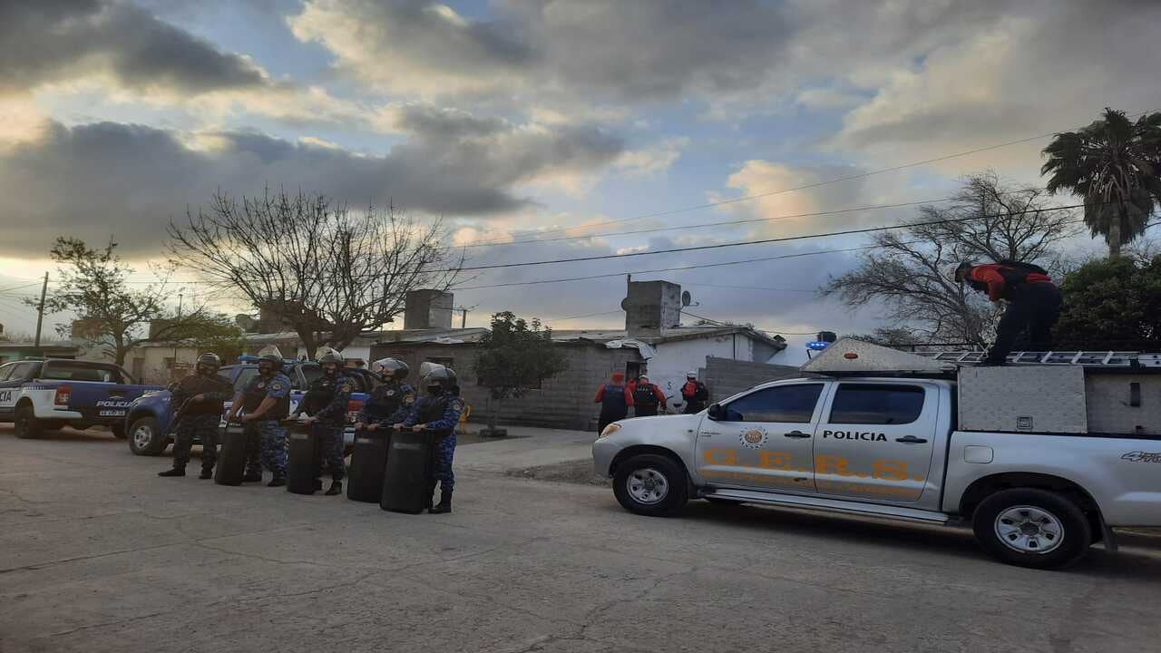 Siete allanamientos y procediendo al secuestro de un arma de fuego, celulares, armas blancas, y estupefacientes.