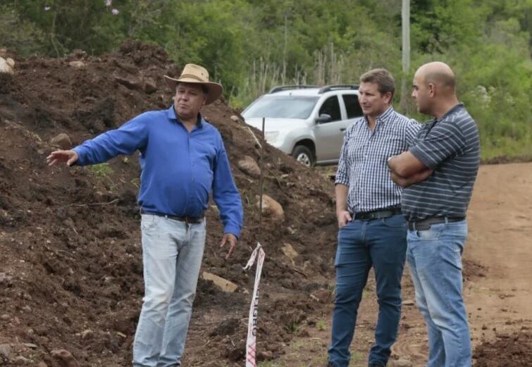 Arroyo del Medio: ejecutan obras viales en la zona rural.