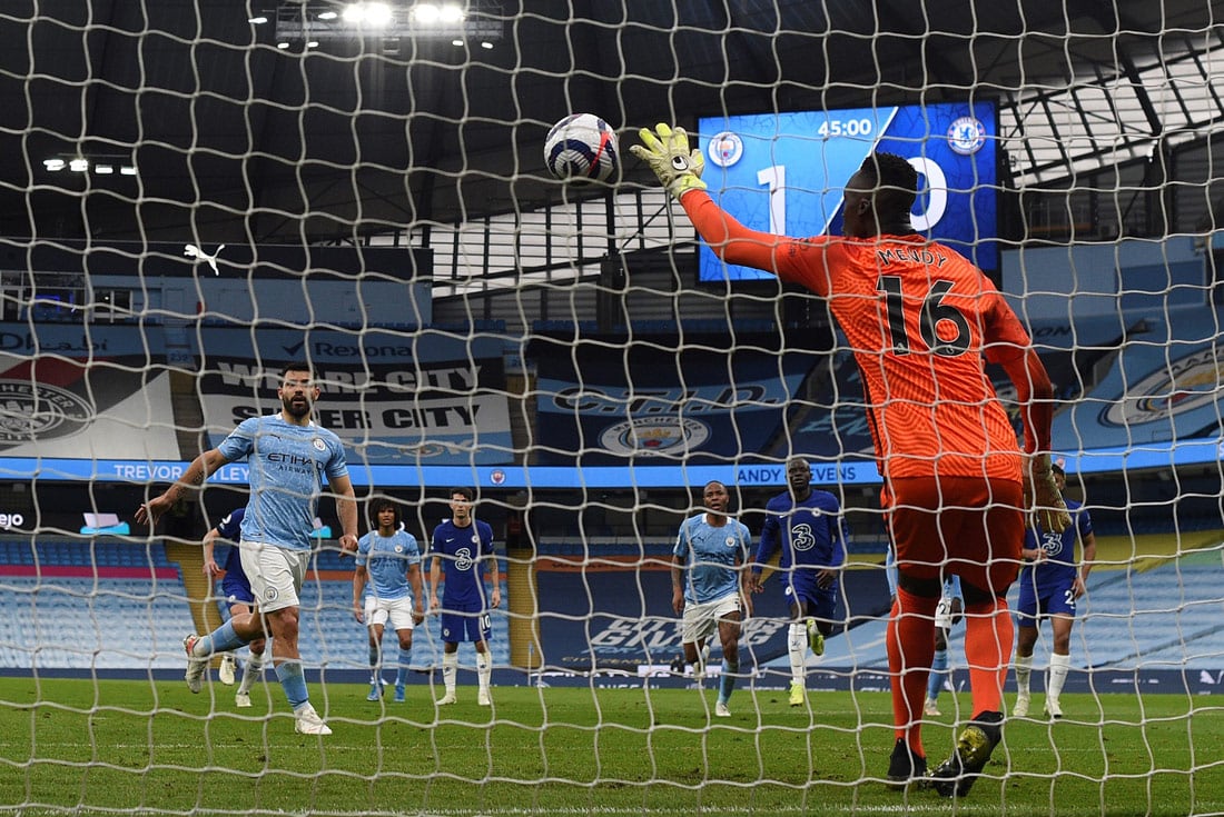 Mala decisión. Agüero la picó y se la adivinó el arquero de Chelsea. (AP)