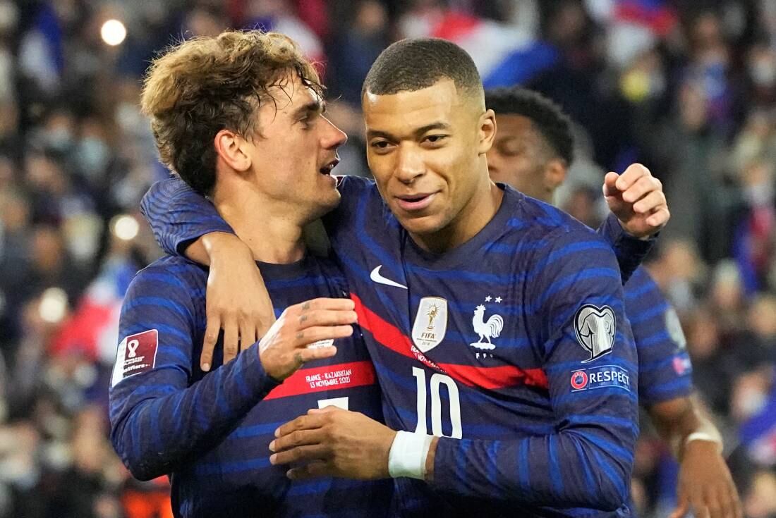 Griezmann y Mbappé, figuras de Francia (AP)