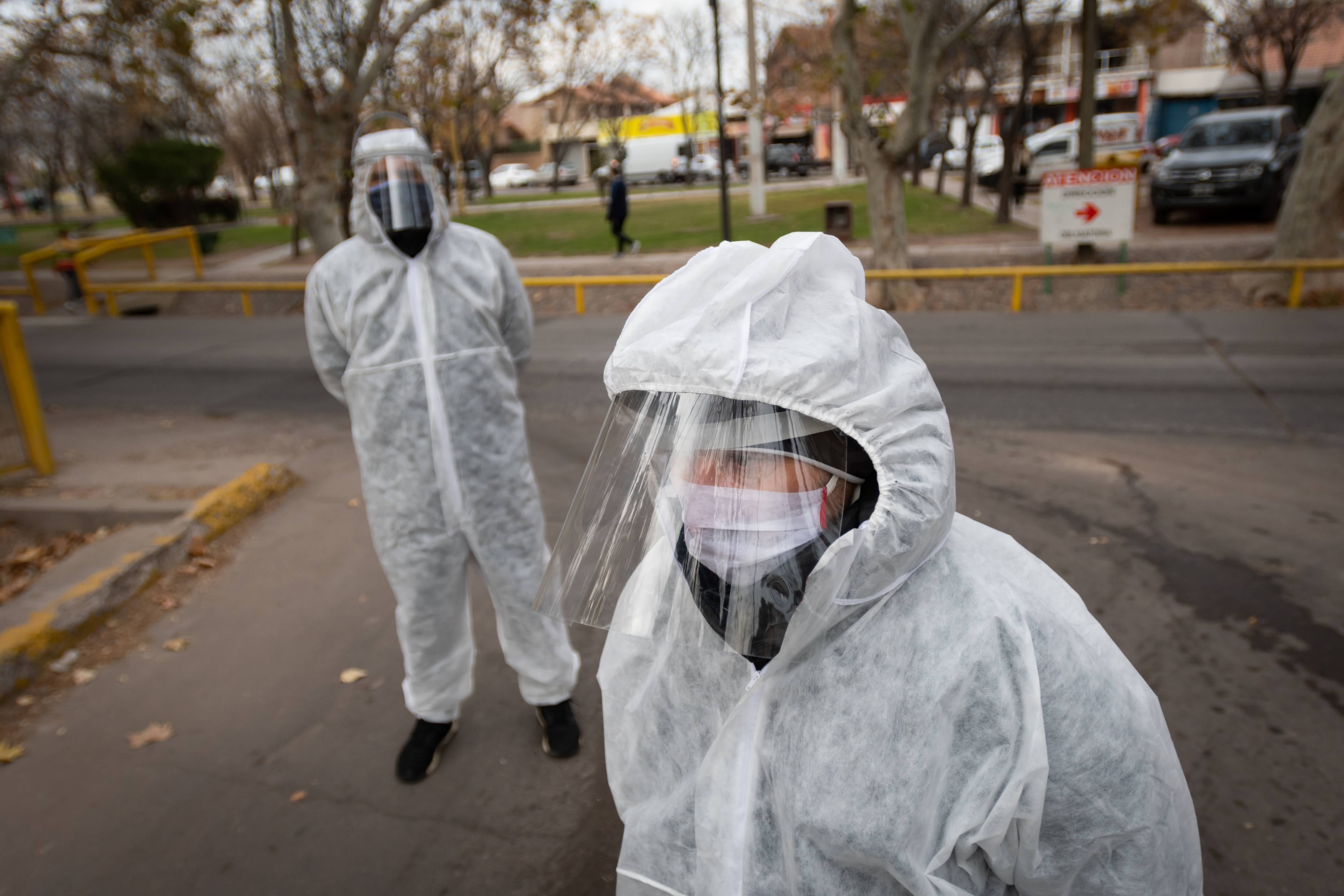 Mendoza 17 de junio de 2020 Sociedad 

Barrio Gonzalez Galino, Luzuriaga, Maipu.
A raíz del caso 98, se realizó un operativo de testeos rápidos en Luzuriaga. (Foto: Ignacio Blanco / Los Andes)


