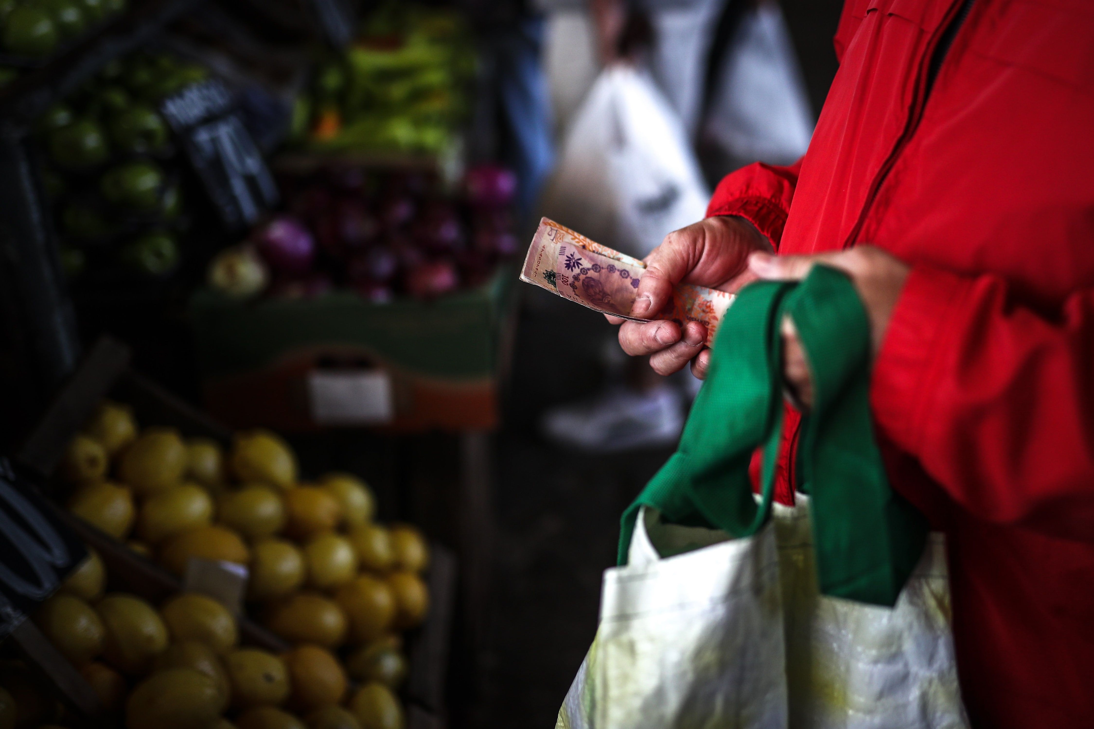 Los precios elevados de los productos hacen que comerciantes se "rebusquen" para comprar en otros lugares.