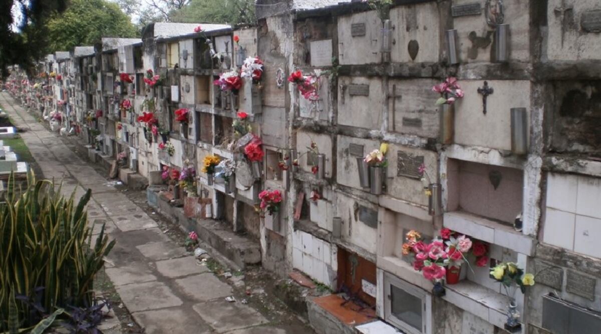 Espeluznante hallazgo en un cementerio chaqueño: un feto dentro de una botella de plástico