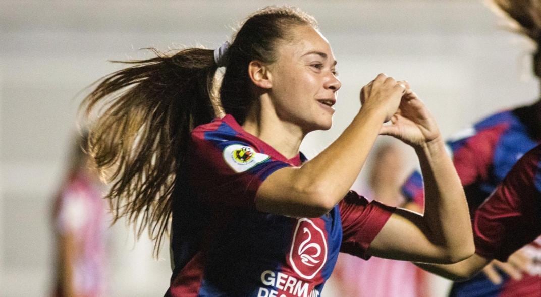 Estefanía Banini. La argentina festeja su gol en le 3-0 del Levante al Atlético Madrid. (AP)