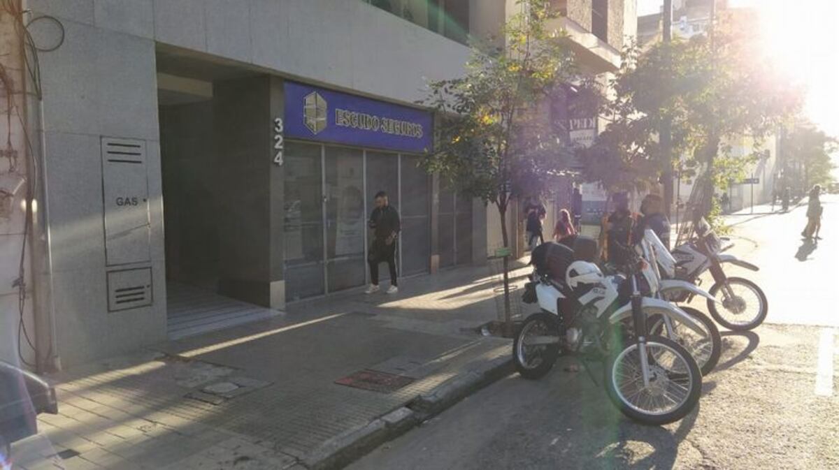 Insólito: robaron en un departamento del Centro, no podían salir y el dueño les tuvo que abrir